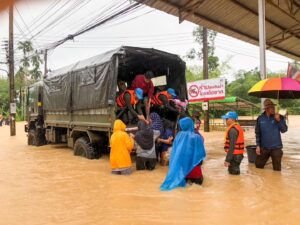 ทหารสำรวจลำคลองพื้นที่บ้านน้ำลัด ช่วยขนย้ายสิ่งของขึ้นที่สูง