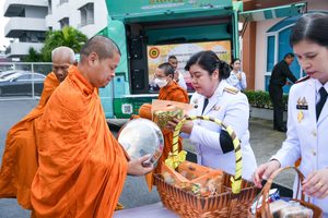 พิธีทำบุญใส่บาตร เพื่อน้อมถวายเป็นพระราชกุศล