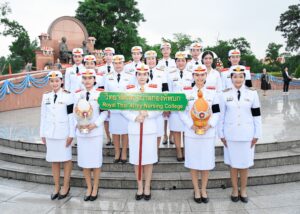 คณะผู้บริหาร คณาจารย์ และตัวแทนนักเรียนพยาบาล เข้าร่วมพิธีวางพานพุ่มถวายราชสักการะ ณ พระราชานุสาวรีย์ สมเด็จพระมหิตลาธิเบศร อดุลยเดชวิกรม พระบรมราชชนก